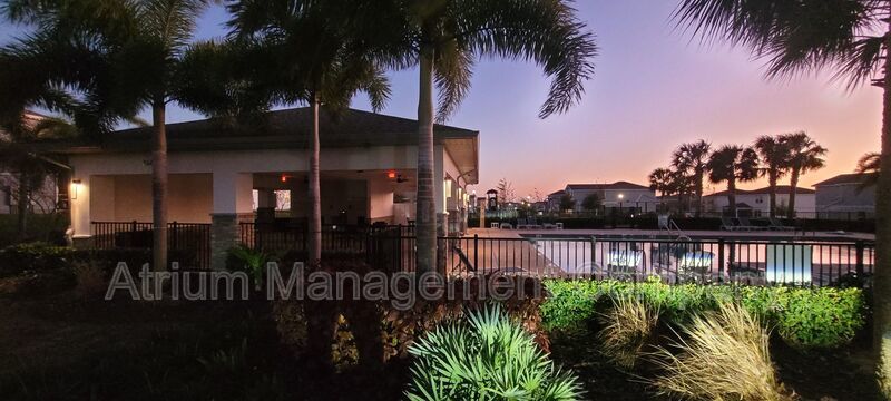 ***$300 off first month's rent*** Cable & Internet Included! 3 bedroom, 2.5 bathroom Davenport Townhome! property image