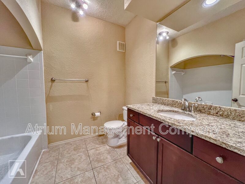 Inviting 3 Bed 2 Bath Gated Spacious Condo in Lake Mary, FL near Heathrow property image