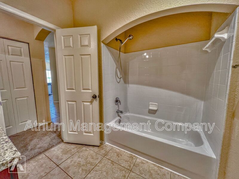 Inviting 3 Bed 2 Bath Gated Spacious Condo in Lake Mary, FL near Heathrow property image