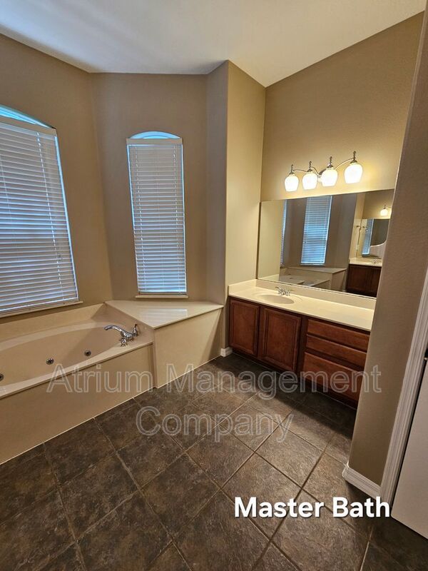 Elegant 5-Bed, 3.5-Bath Pool Home in Lake Mary’s Exclusive Magnolia Plantation – Guard Gated Luxury! property image