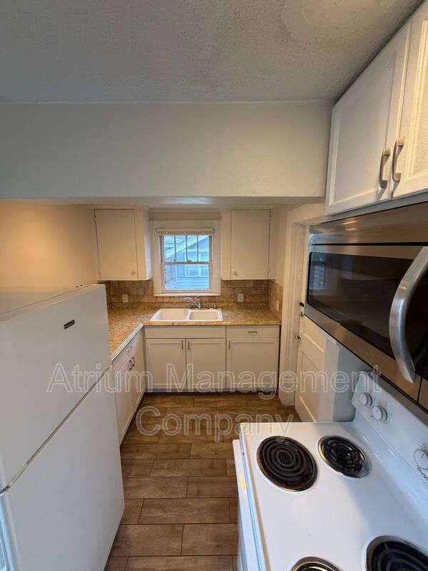 Charming 1 Bedroom Apartment in the Heart of St. Petersburg – Available Feb 2026! property image