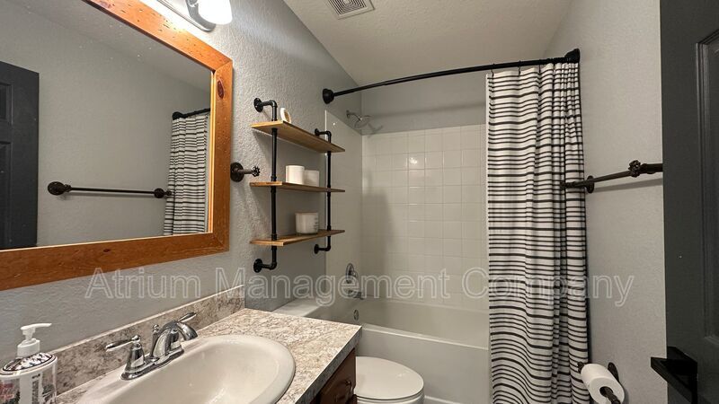 Bright & Modern 3-Bed Home with Washer & Dryer – Available Now property image