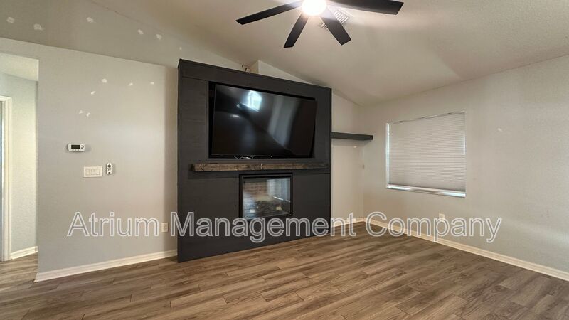 Bright & Modern 3-Bed Home with Washer & Dryer – Available Now property image