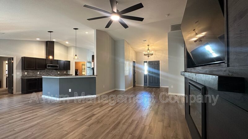 Bright & Modern 3-Bed Home with Washer & Dryer – Available Now property image