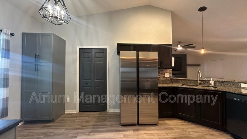 Bright & Modern 3-Bed Home with Washer & Dryer – Available Now property image