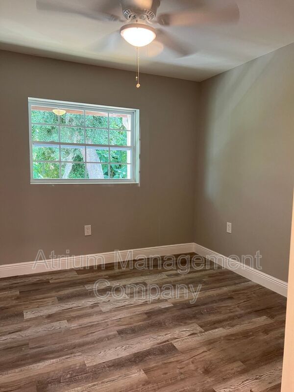 Beautifully Renovated Lakeside 1-Bedroom Apartment in Orlando | Lake Tyler Manor property image