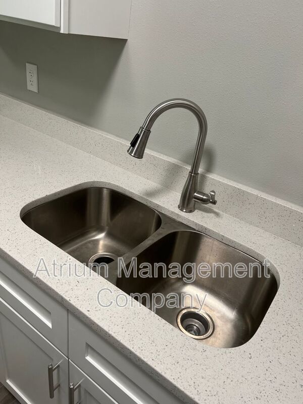 Beautifully Renovated Lakeside 1-Bedroom Apartment in Orlando | Lake Tyler Manor property image