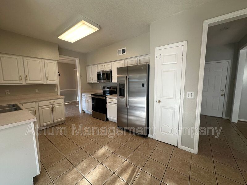 Beautiful 4 Bed 2.5 Bath Pool Home for Rent in Lake Mary, FL ! property image