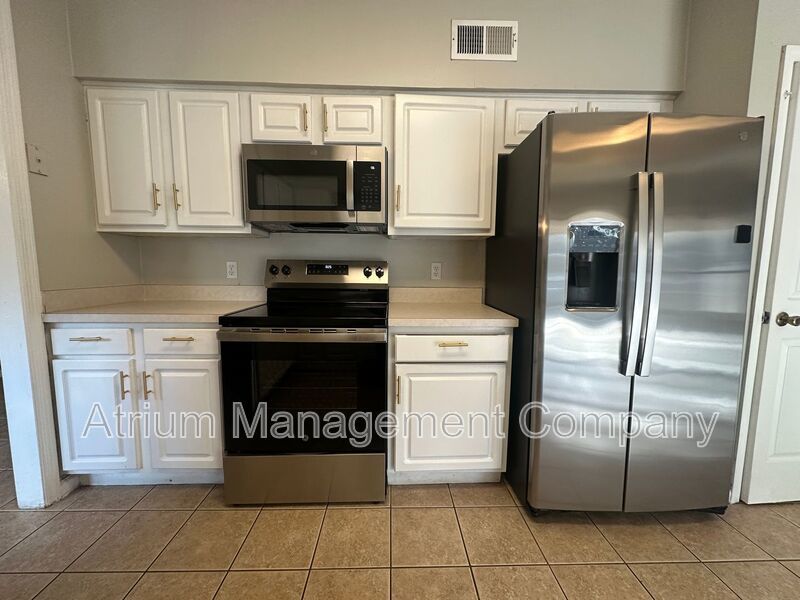 Beautiful 4 Bed 2.5 Bath Pool Home for Rent in Lake Mary, FL ! property image